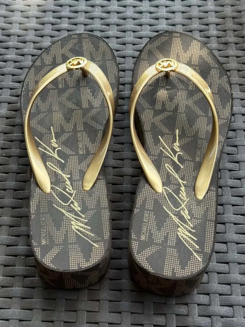 Michael Kors Jet Set Rubber Women Flip Flops Gold, 7M